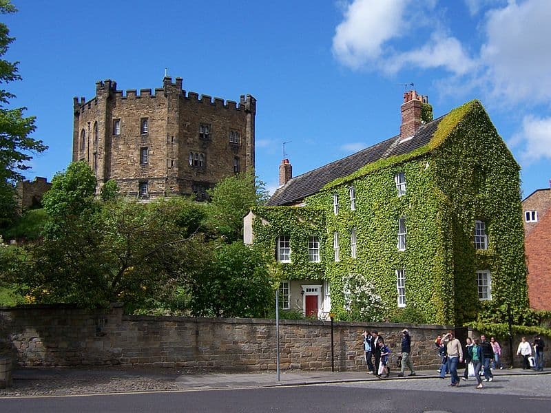 Photograph © Jungpionier, 28 May 2006 {{cc-by-sa-3.0}} 800px-Durham_Castle_Bergfried