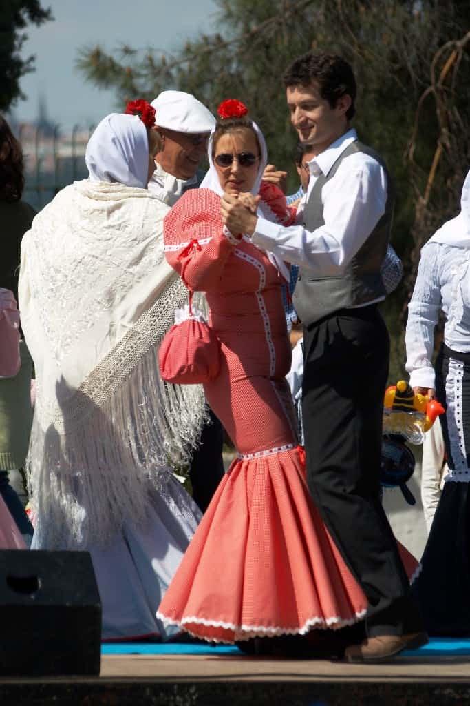 Courtesy of http://commons.wikimedia.org/wiki/File:Madrid_-_Fiestas_de_San_Isidro_-_Chulapos_-_20070515-16.jpg