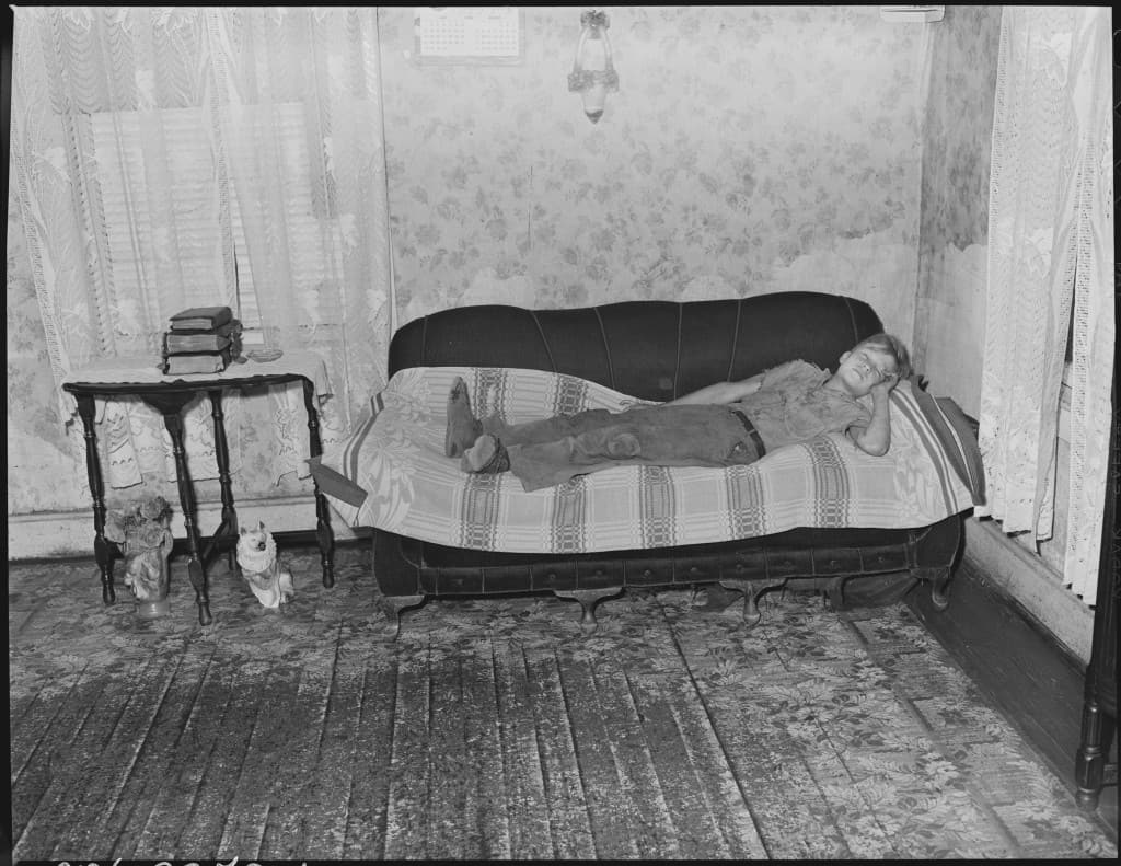 Child_of_Murray_Price,_miner,_asleep_on_couch_where_he_normally_sleeps_at_night._Black_Mountain_Corporation,_30-31..._-_NARA_-_541262